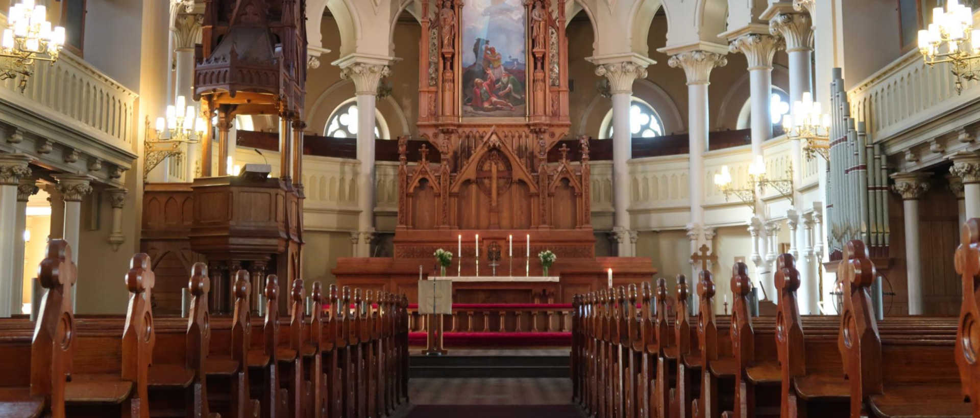 Insidan av en kyrka med altare och bänkar
